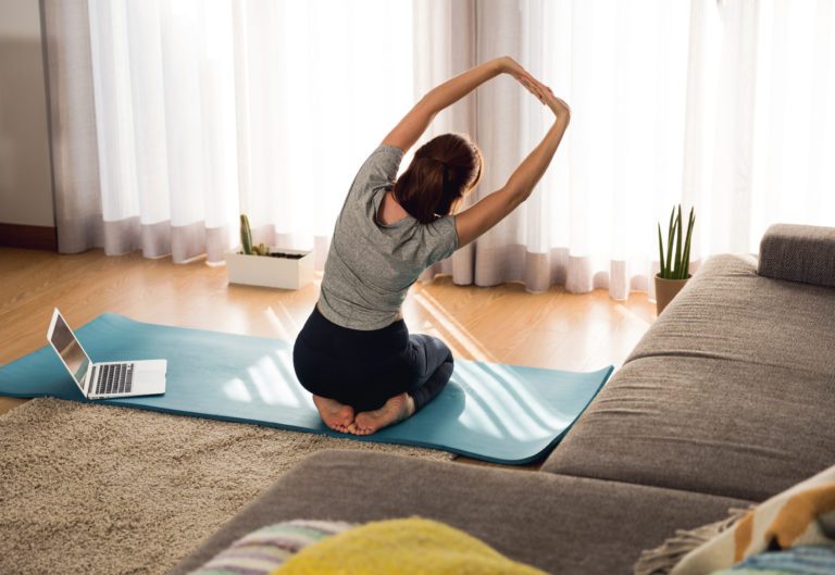 kvinde dyrker yoga for nakkesmerter