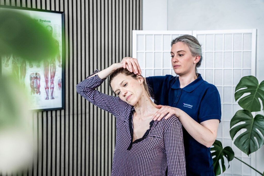 Billede af en medarbejder som udf&oslash;rer noget fysioterapi.