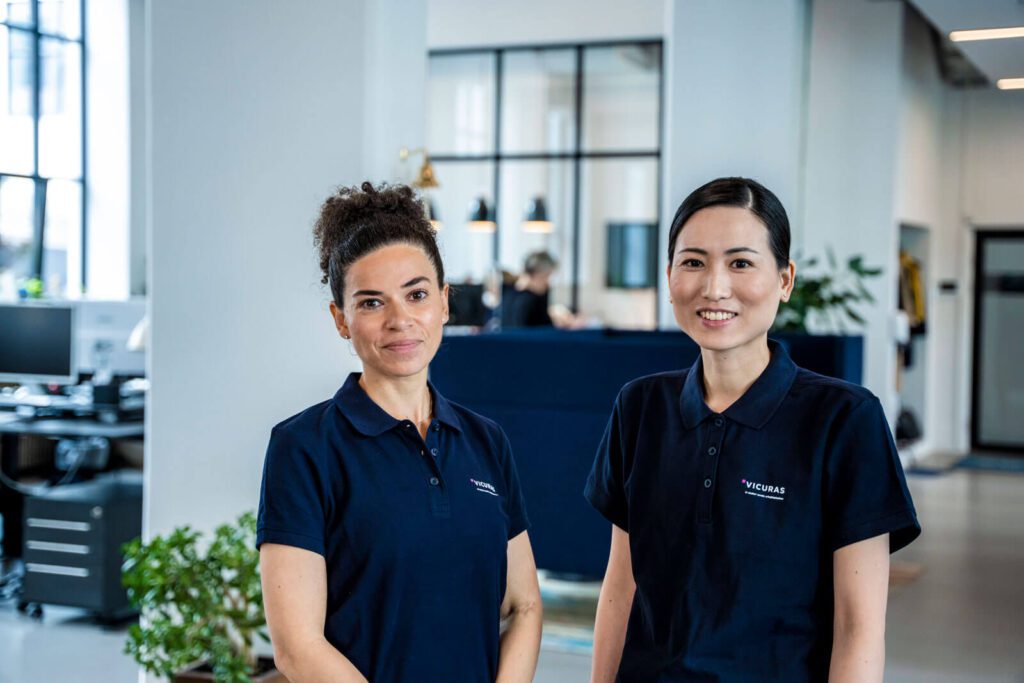 Billede af to medarbejder fra Vicuras.