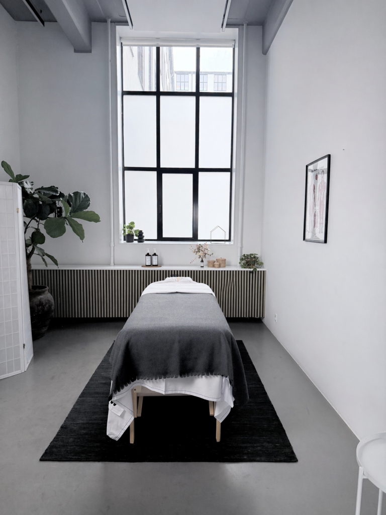 Minimalist terapi rum med stor vindue